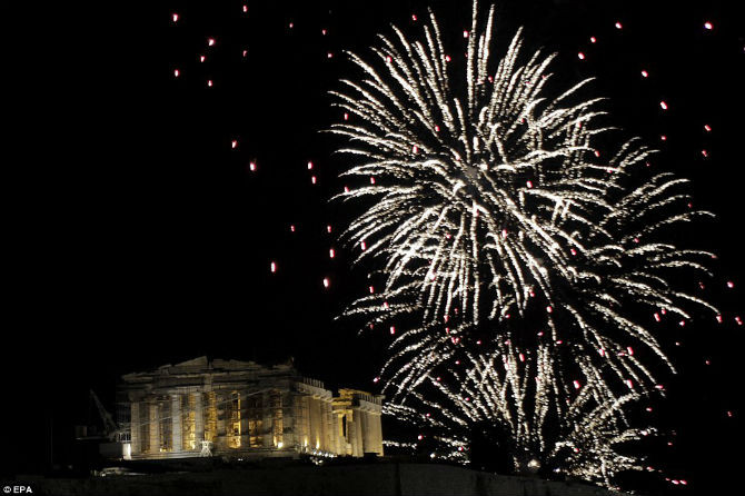 Năm mới cũng đã gõ cửa Hy Lạp. Ảnh: Pháo hoa thắp sáng bầu trời ở đồi Acropolis, Athens.