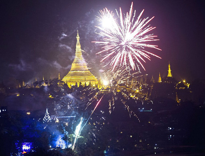 Pháo hoa được bắn ở khu vực gần chùa Shwedagon, Myanmar.