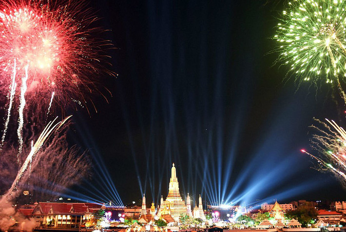 Màn bắn pháo hoa tuyệt đẹp ở Wat Arun, Bangkok, Thái Lan, đêm giao thừa.
