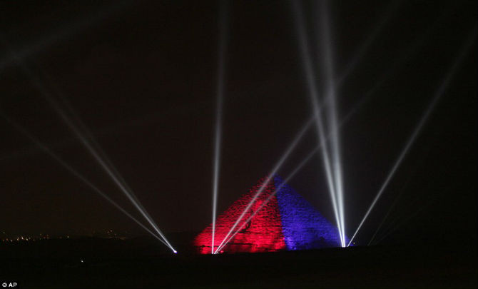 Kim Tự Tháp tại Giza, gần thủ đô Cairo, Ai Cập, đón chào năm mới.