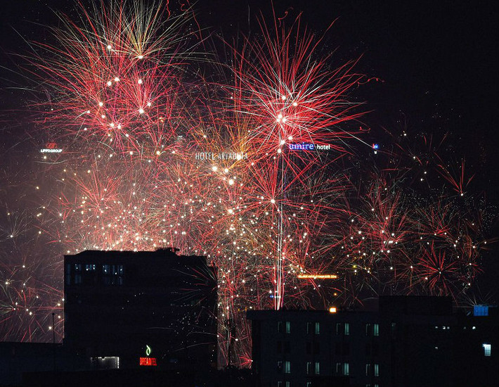 Bầu trời Jakarta, Indonesia, lung linh về đêm.