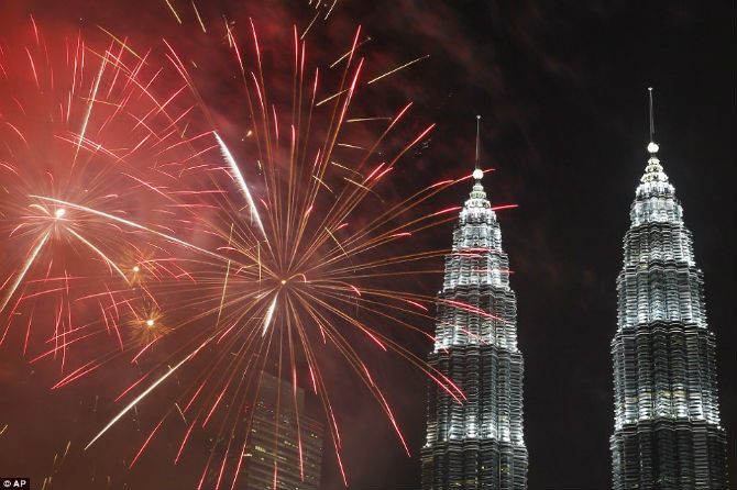 Màn bắn pháo hoa tuyệt đẹp trước tòa tháp đôi Petronas, Malaysia, trong thời khắc chuyển giao năm cũ và năm mới 2016.