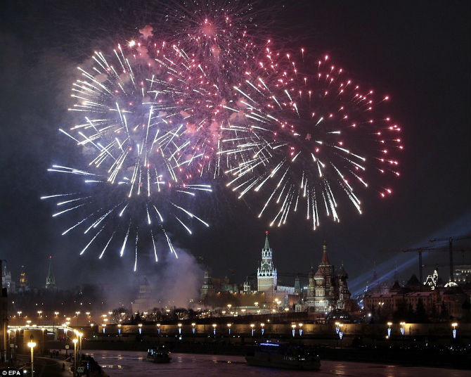 Pháo hoa rực sáng bầu trời tháp Spasskaya, nhà thờ St.Basil và Quảng trường Đỏ ở Moscow, Nga, vào thời khắc chuyển giao giữa năm cũ sang năm mới 2016.