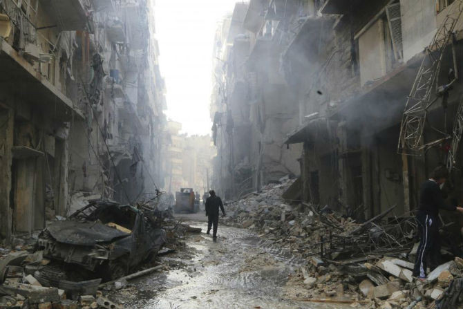 Chiến tranh đã tàn phá nhiều tỉnh trọng yếu của Syria. Ảnh: Cảnh tượng đổ nát tại quận al-Sukari, Aleppo, sau khi nơi đây trúng bom thùng ngày 7/3/2014.