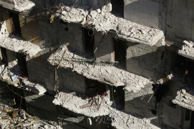 Toà nhà đổ nát Salah al-Din ở trung tâm Aleppo, ngày 22/8/2013.