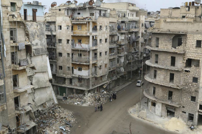 Nhiều toà nhà cao tầng bị phá hủy một phần trong các cuộc giao tranh ở quận al-Shaar, Aleppo, ngày 10/12/2014.