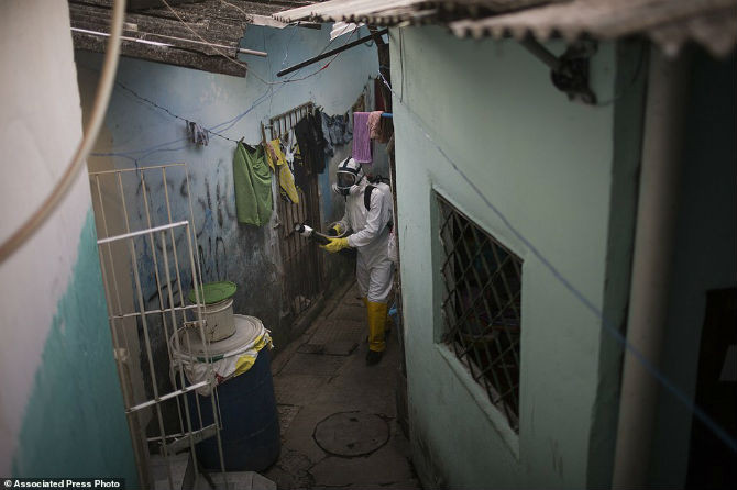 Trong cuộc chiến chống virus Zika lây truyền qua muỗi, chính phủ Brazil cam kết sẽ triển khai khoảng 220 nghìn binh sĩ tới từng nhà để phân phát tờ rơi về cách tự bảo vệ bản thân trước virus Zika.