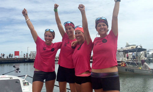 Nhóm Coxless Crew đã hoàn thành một trong những thử thách khắc nghiệt nhất hành tinh, đó là chèo thuyền vượt Thái Bình Dương. Từ trái qua phải: Bốn “bông hồng thép” Emma Mitchell, Laura Penhaul, Natalia Cohen và Meg Dyos cười tươi sau khi đến Cairn.