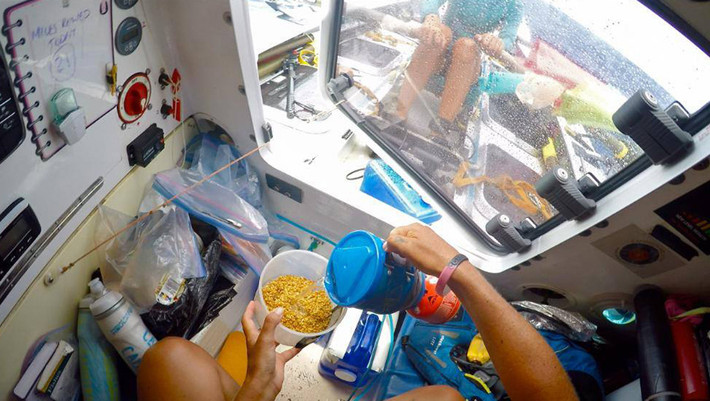 Mỗi cô gái tiêu thụ khoảng 5.000 calo mỗi ngày, với thực phẩm chủ yếu là thịt đông lạnh, thanh protein, chocolate, trái cây và hạt khô. Họ sử dụng cả nước biển đã qua khâu khử muối.
