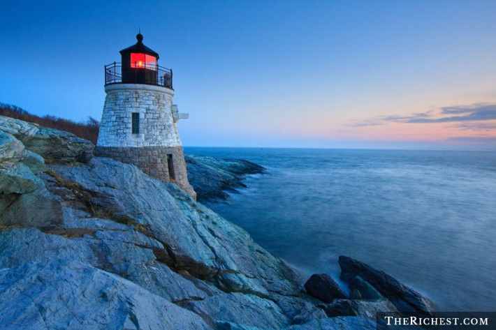 Tại Rhode Island, nếu bạn vượt một chiếc xe bên trái, bạn phải hét toáng lên để thông báo cho người điều khiển phương tiện đó biết về sự hiện diện của bạn. Điều luật này được áp dụng bất kể bạn đi xe đạp hay cưỡi ngựa.