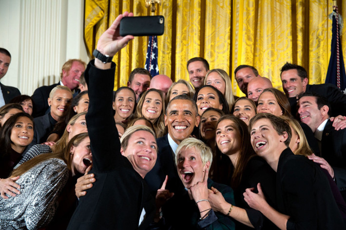 Tổng thống Obama chụp ảnh cùng đội tuyển bóng đá quốc gia nữ của nước này tại Phòng phía Đông của Nhà Trắng ngày 27/10/2015.
