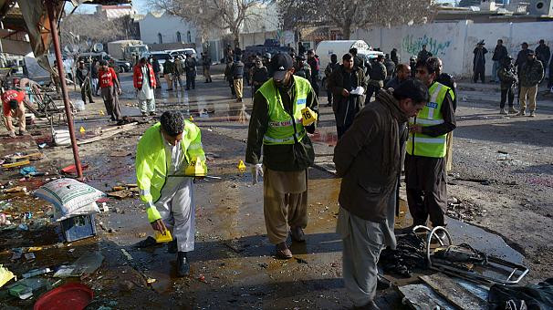 Hiện, hai nhóm phiến quân là phong trào Taliban tại Pakistan và Jundullah đã lên tiếng nhận trách nhiệm thực hiện vụ tấn công đẫm máu này.