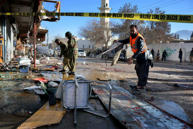 Taliban và các nhóm phiến quân khác thường tìm cách tấn công các đội tình nguyện giúp phòng ngừa căn bệnh bại liệt cho trẻ Pakistan. Chúng cho rằng, chiến dịch này nhằm che giấu cho âm mưu gián điệp của phương Tây.