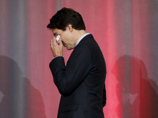 Thủ tướng Canada Justin Trudeau lau nước mắt trong khi công bố bản báo cáo cuối cùng của Ủy ban Sự thật và Hòa giải. (Ảnh: Reuters)