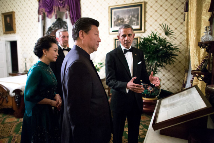 Ngày 25/9/2015: Tổng thống Obama đưa Chủ tịch Trung Quốc Tập Cận Bình và phu nhân Bành Lệ Viện thăm phòng Lincoln Bedroom ở Nhà Trắng.