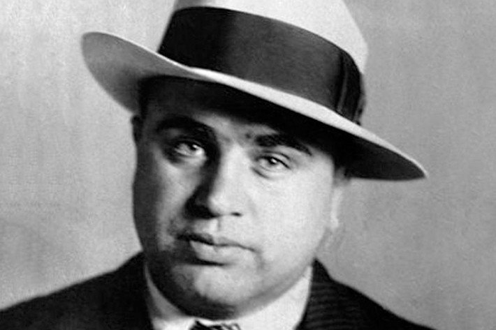 Al Capone (1,3 tỷ USD) là một gangster người Mỹ dẫn đầu một tổ chức tội phạm, chuyên hoạt động buôn lậu, buôn lậu rượu và các hoạt động bất hợp pháp khác.