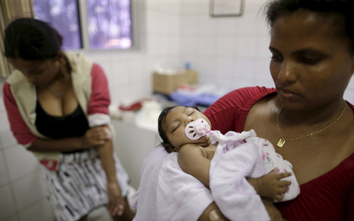 Veridiana Silva chờ bác sĩ khám cho con gái cô tại bệnh viện Oswaldo Cruz. Cháu bé cũng mắc phải căn bệnh do virus Zika gây ra.