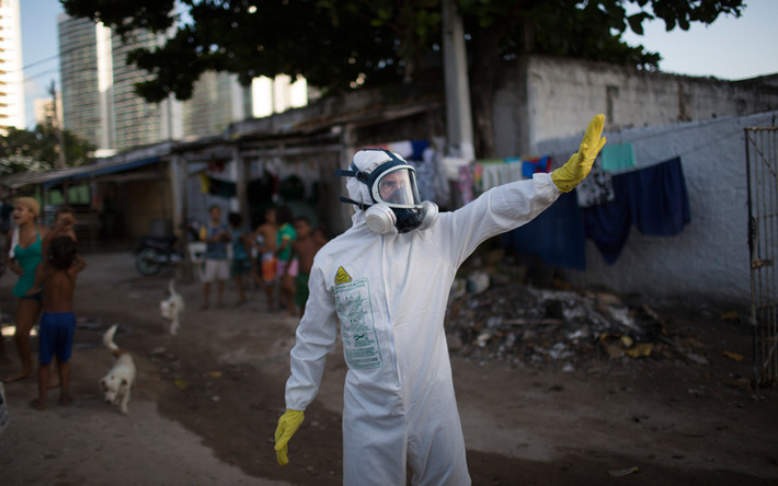Nhân viên y tế trong chiến dịch đối phó virus Zika ở Recife, Brazil.