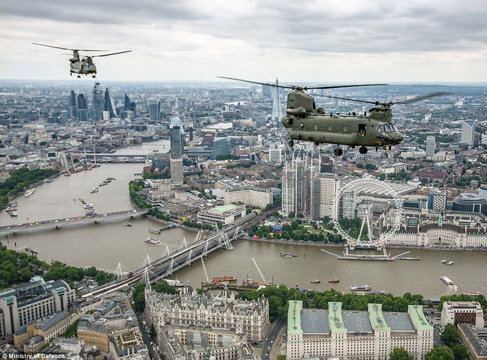 Hai chiếc Chinook trên đường tới Cung điện Buckingham để tham gia vào màn bay trình diễn ngày 10/7.