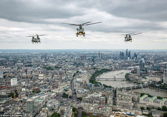 Tham gia buổi bay trình diễn kỷ niệm 100 năm Không quân Anh còn có những chiếc trực thăng Puma, Chinook, Juno và Jupiter.