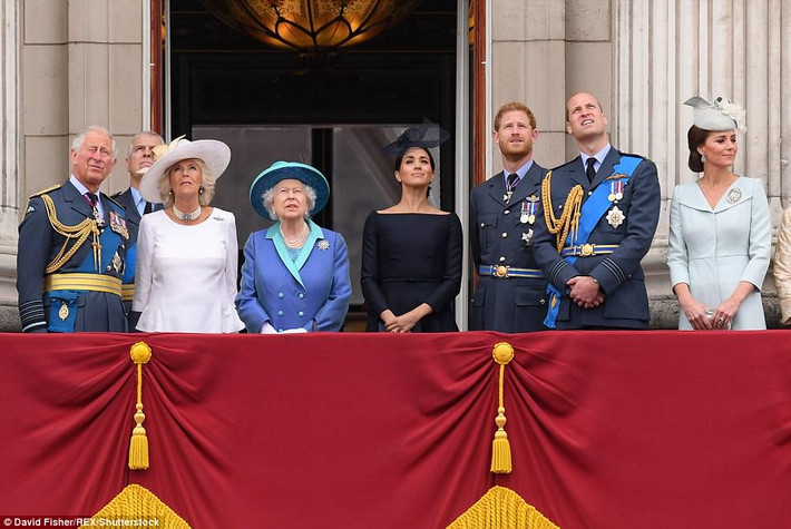 Nữ hoàng Elizabeth II cùng các thành viên khác trong gia đình Hoàng gia Anh, trong đó có Thái tử Charles, Công nương Markle, Hoàng tử Harry, Hoàng tử William và Công nương Kate,... đứng theo dõi trên ban công Cung điện Buckingham.