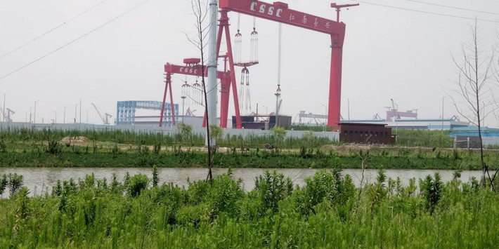 Theo trang tin quân sự Defence Blog, những bức ảnh mới được đăng tải trên các diễn đàn trực tuyến của Trung Quốc gần đây cho thấy tốc độ chế tạo tàu sân bay thứ ba của Trung Quốc này tại nhà máy đóng tàu Jiangnan Changxingdao đang diễn ra nhanh chóng. Ảnh: Global Security.