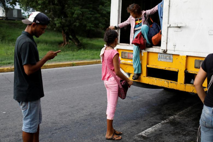 Mặc dù khá nguy hiểm nhưng nhiều người dân nghèo Venezuela vẫn phải chọn những phương tiện này để đi lại trong giai đoạn khủng hoảng hiện nay.