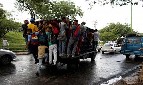 Không có xe buýt, nhiều người dân Venezuela phải sử dụng các phương tiện khác để di chuyển. Và những chiếc xe tải chở hàng hiện nay được sử dụng ngày càng phổ biến như xe buýt công cộng tại quốc gia Nam Mỹ này.