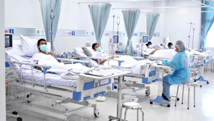 Bức ảnh chụp các thành viên của đội bóng nhí Lợn Hoang đang được điều trị tại một bệnh viện ở tỉnh Chiang Rai sau khi được giải cứu. Ảnh: Reuters.