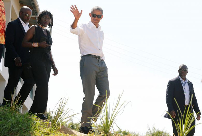 Ông Obama vẫy tay trước ống kính khi tới thăm trung tâm Sauti Kuu.