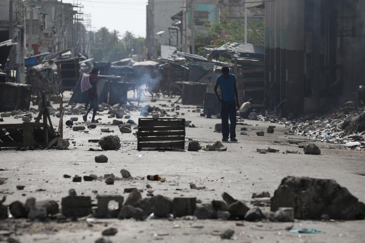 Người biểu tình lập “rào chắn” trên đường phố thủ đô Haiti.