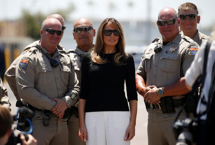 Đệ nhất phu nhân Melania Trump chụp ảnh cùng các nhân viên thực thi pháp luật khi chuẩn bị rời khỏi sân bay Phoenix Sky Harbor sau chuyến thăm nơi ở trẻ nhập cư.