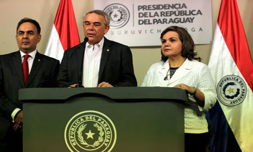 Sau đó, ông Gneiting tái hôn với bà Liliana Beatriz Benítez, một nhân viên của Tòa án Paraguay, trong cuộc hôn nhân thứ hai của mình. Ảnh: Reuters. Mời độc giả xem thêm video: Máy bay dân sự Mỹ bị rơi ở Jamaica năm 2014 (Nguồn: VTC14)