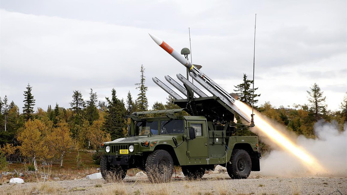 NASAMS được trang bị radar ba chiều Sentinel, các tên lửa tầm ngắn và tầm trung, bệ phóng, các đơn vị điều khiển có khả năng nhanh chóng phát hiện, theo dõi và bắn hạ mục tiêu trên không. Đây là một phần của hệ thống phòng không đang được triển khai để bảo vệ thủ đô Washington của nước Mỹ. Ảnh: forsvaret.no.