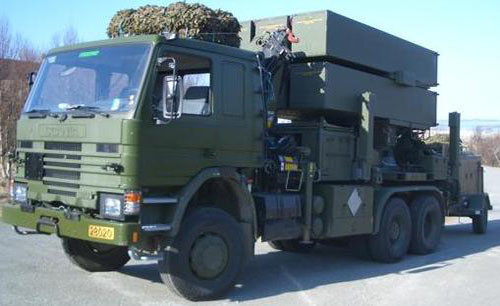 Xe Scania 113 H chở bệ phóng NASAMS. Ảnh: Wikipedia.