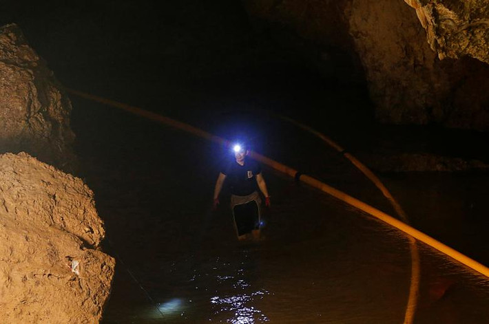 Trước đó, ngày 23/6, 12 thanh thiếu niên, trong độ tuổi từ 11 đến 16, cùng huấn luyện viên 25 tuổi của đội bóng "Lợn Hoang" đã bị mắc kẹt trong hang động Tham Luang Nang Non sau trận mưa lớn làm ngập hang động này. Ảnh: Reuters.