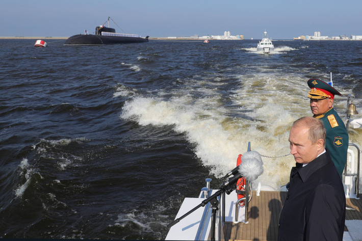 Đích thân Tổng thống Nga Vladimir Putin đã bước xuống tàu chiến trên sông Neva, thành phố St. Petersburg, để giám sát cuộc diễu binh này. Ảnh: Sputnik.