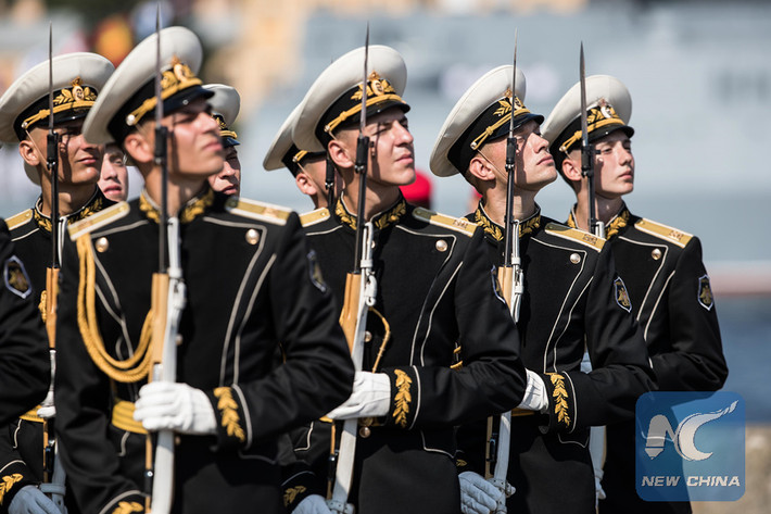 Các sĩ quan Hải quân Nga tham gia buổi diễu hành tại St. Petersburg ngày 29/7. Ảnh: THX.