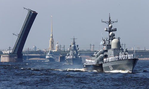Theo Sputnik, hơn 40 tàu chiến cùng 4.000 sĩ quan hải quân, thủy thủ thuộc Hạm đội Baltic, Biển Bắc, Biển Đen và Caspian Flotilla,... đã tham gia vào buổi lễ diễu binh hoành tráng nhân ngày truyền của Hải quân Nga hôm 29/7. Ảnh: Reuters.