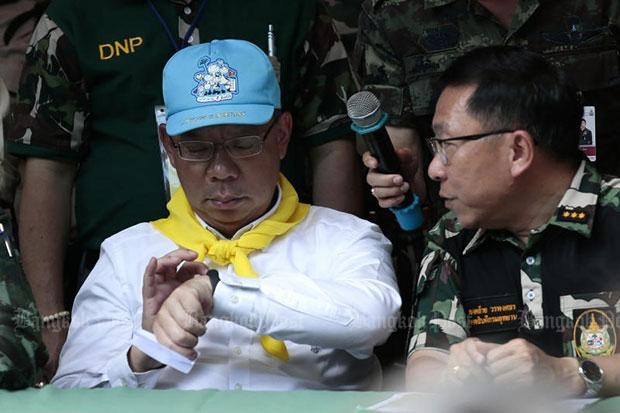 Với vai trò là người chỉ huy chiến dịch giải cứu, ông Narongsak Osotthanakorn đã vạch ra kế hoạch rõ ràng, phân công công việc cụ thể cho lực lượng tham gia vào công tác cứu hộ, hậu cần,... Ảnh: Bangkok Post.
