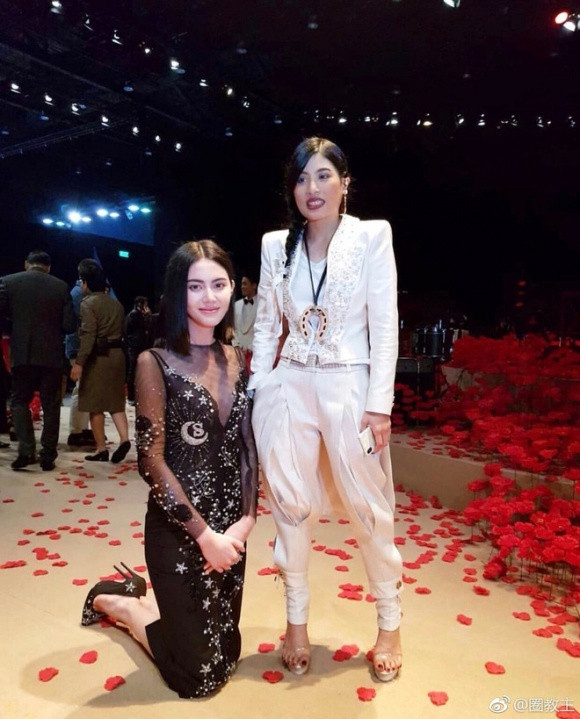 Không chỉ có Chutimon Chuengcharoensukying mà nhiều ngôi sao Thái Lan khác khi chụp ảnh cùng người phụ nữ này đều phải quỳ gối.