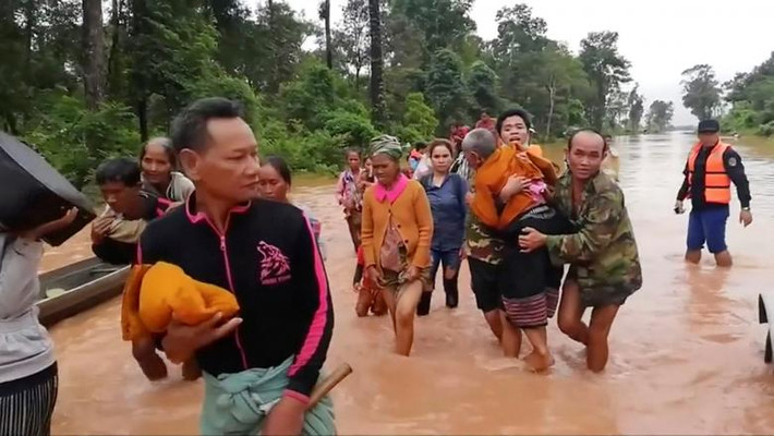 Được biết, hơn 30 tình nguyện viên Thái Lan mang theo lều, thiết bị lặn, thuyền cứu hộ,... đã rời Nakhon Ratchasima và tới Lào hôm 25/7. Ảnh: Reuters.