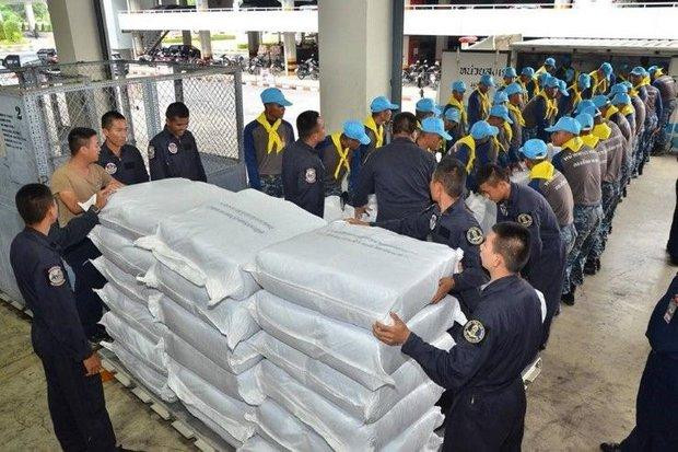 Cũng trong ngày 25/7, Thái Lan điều lực lượng cứu hộ và gửi hàng tiếp tế đến khu vực chịu ảnh hưởng của sự cố vỡ đập tại Lào. Ảnh: Bangkok Post.