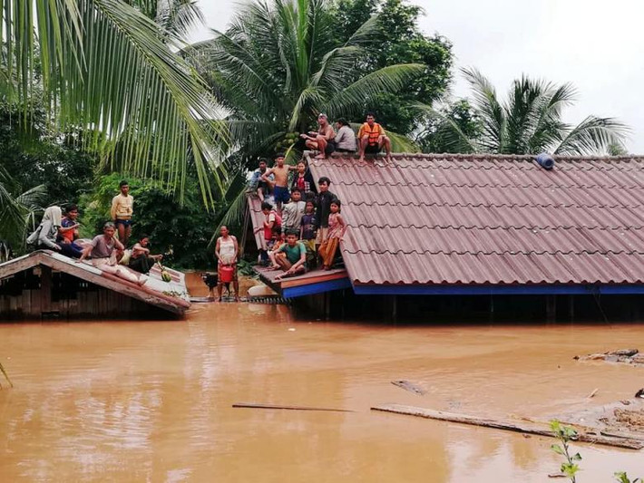 Ngoài ra, Quân khu 5 hỗ trợ 260 triệu đồng, Binh đoàn 15 hỗ trợ 10 triệu Kíp Lào cùng trang bị thuốc đủ cứu chữa cho 500 người. Ảnh: Reuters.