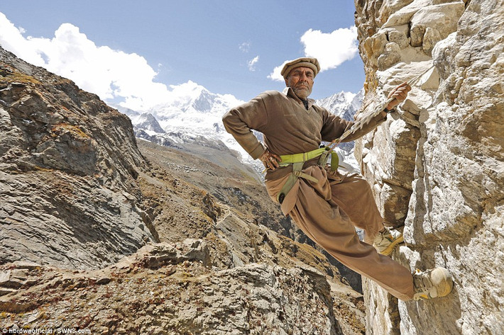 Người đàn ông mạo hiểm leo lên dãy núi Karakorum ở Pakistan để tới mỏ đá nơi ông làm việc nằm cách mặt đất khoảng 5.000 mét.