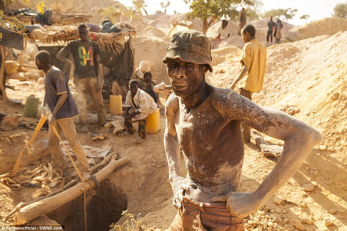 Các thợ mỏ làm việc tại Burkina Faso năm 2010.