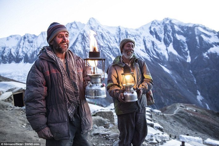 Hai người thợ mỏ nghỉ ngơi sau một ngày làm việc cực nhọc trên dãy núi Karakorum ở Pakistan.