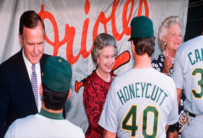 Nữ hoàng Elizabeth II gặp gỡ và thăm hỏi các thành viên của đội bóng chày Oakland A's cùng Tổng thống Mỹ George H.W. Bush năm 1991.