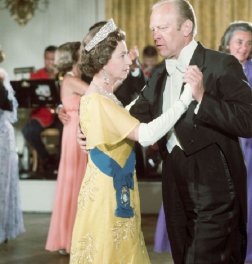 Tổng thống Gerald Ford khiêu vũ cùng Nữ hoàng Anh tại buổi quốc yến của Nhà Trắng năm 1976.