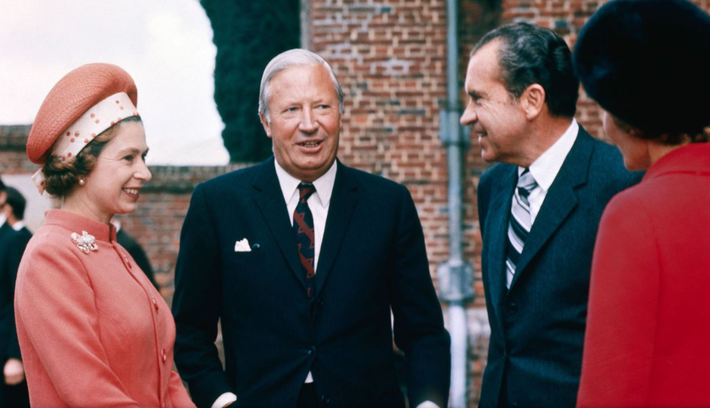 Nữ hoàng Elizabeth trao đổi với Tổng thống Mỹ Richard Nixon năm 1970.